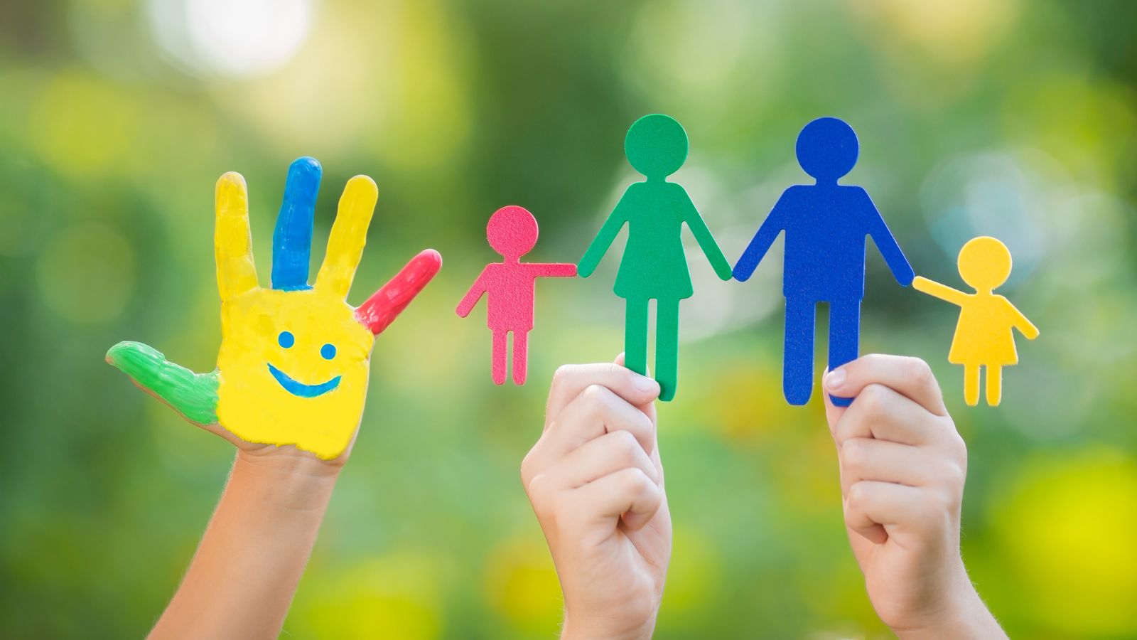 Bemalte Hand mit Smiley und Familien-Figuren
