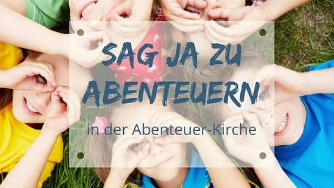 Kinder liegen im Gras und bilden einen Kreis, Hände berühren sich in der Mitte. Darüber Text 'Sag Ja zu Abenteuern in der Abenteuer-Kirche'