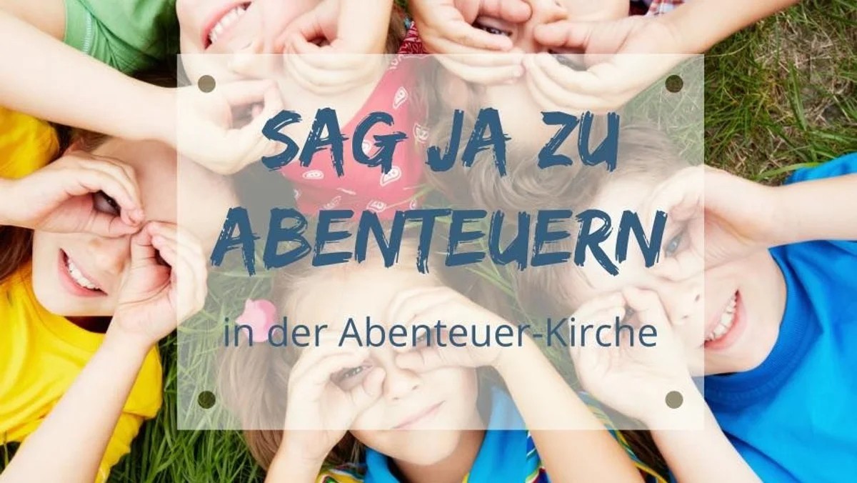 Kinder liegen im Gras und bilden einen Kreis, Hände berühren sich in der Mitte. Darüber Text 'Sag Ja zu Abenteuern in der Abenteuer-Kirche'