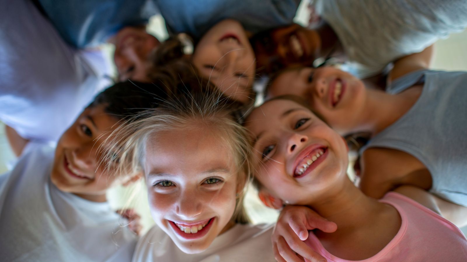 Lachende Gesichter von mehreren Teens