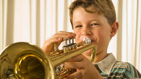 Junge spielt Trompete