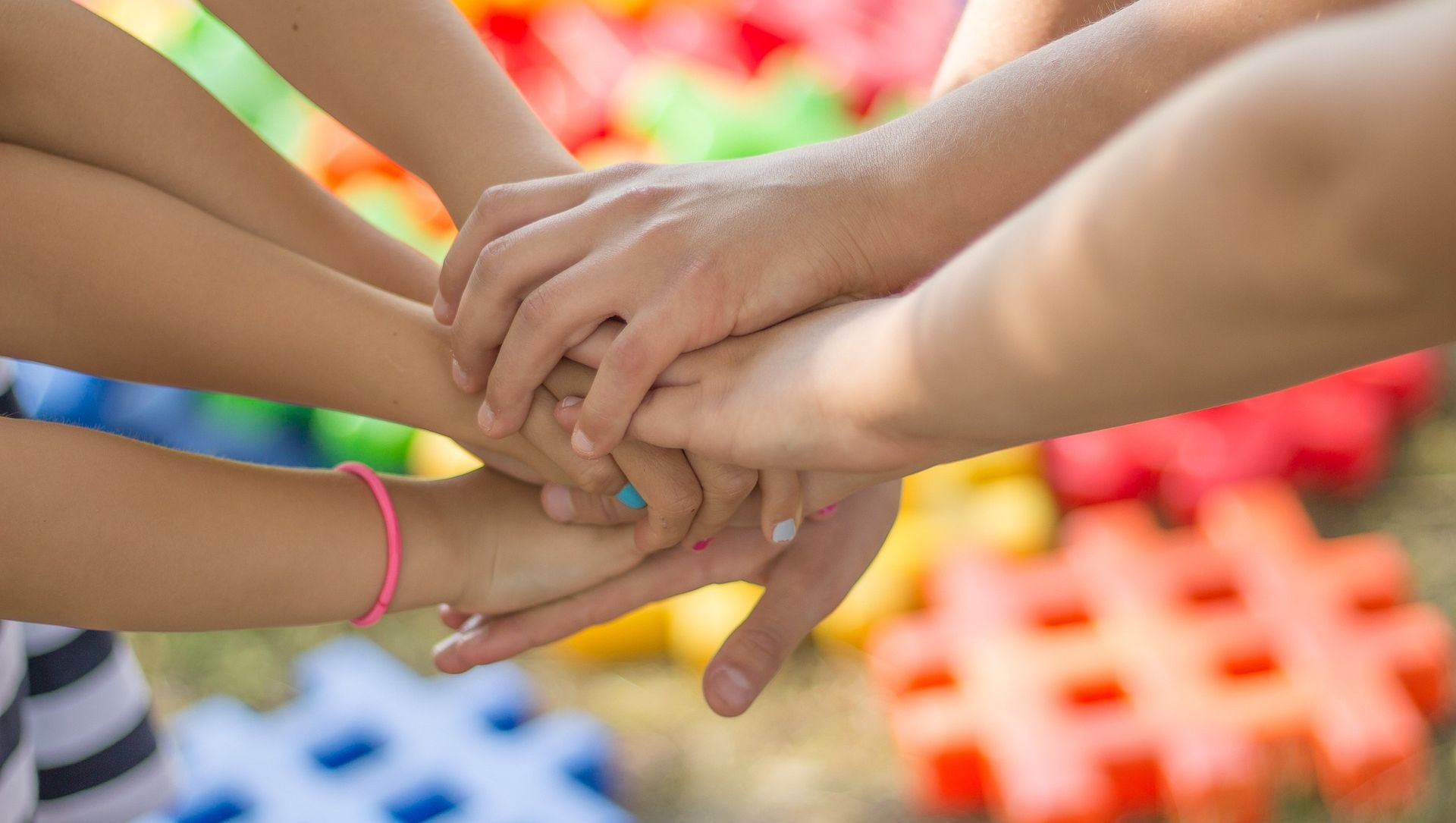 Jugendhände aufeinander gelegt