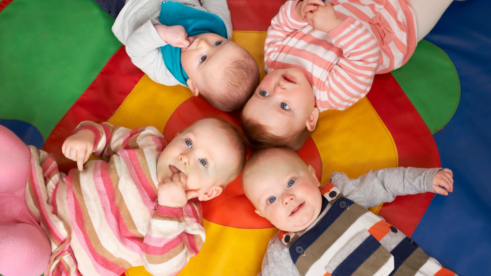 Kleinkinder auf dem Boden liegend