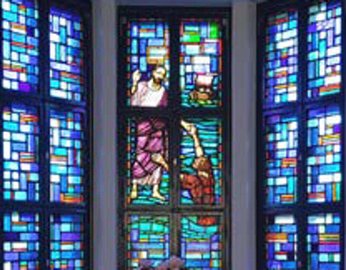 Glasfenster Lutherhaus Jesus und Petrus